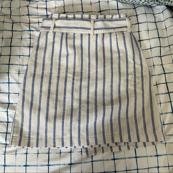 H&M mini linen skirt with pockets!! - Picture 4 of 6